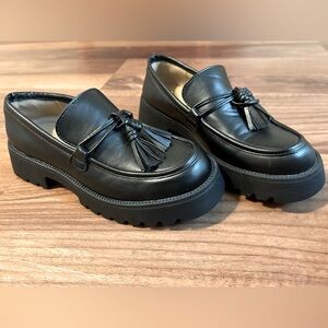 NWOT Women’s size 7 MUDD black loafer with tassels.